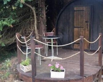 Charming 2-Bed Cabin In Domfront-En-Poir - Domfront-en-Poiraie - Patio