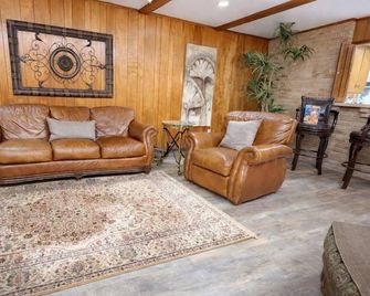 3br Farmhouse Retreat Near Downtown Hallettsville - Hallettsville - Obývací pokoj