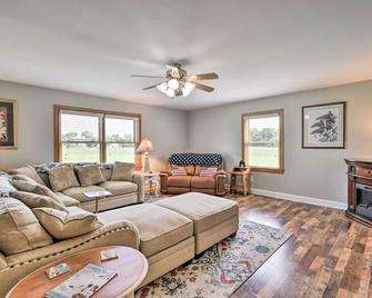 Pet-Friendly Woodsy Gem quarter Mi to Chesapeake Bay - Exmore - Living room