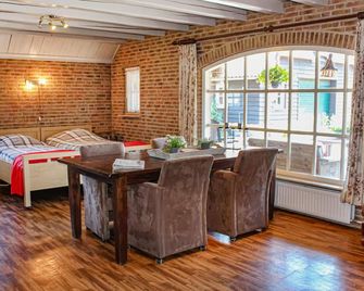 1 bedroom cozy home in Udenhout - Udenhout - Living room