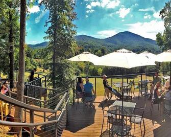 Beautifully Renovated - Wintergreen - Balcony