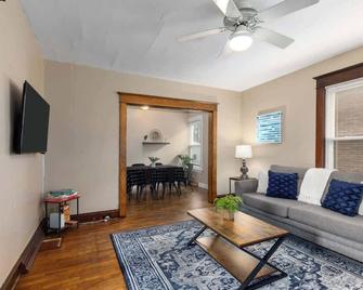 Charming 4br Westside Home In Beer City Usa - Grand Rapids - Living room