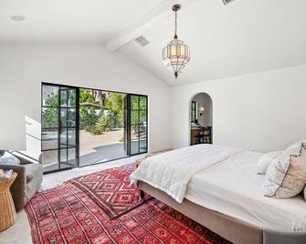 Palm Springs Home with Private Pool, Hot Tub, Fireplace and Mountain Views! - Palm Springs - Bedroom
