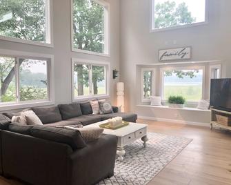 Serene Views, Blocks From the Lake and Launch Game Room AND Theater - Forest Lake - Living room