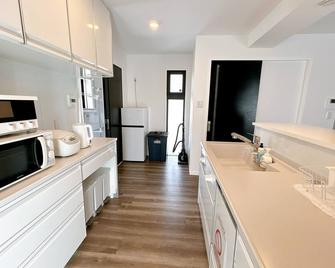 Monochrome - Yomitan - Cozinha