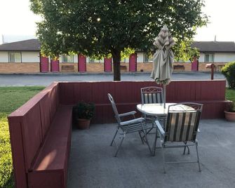 Motel Grand - Chadron - Patio