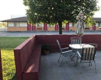 Motel Grand - Chadron - Patio