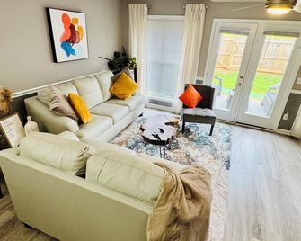 Matriarch Manor-Chic Comfort Near Base + Pool Access - Enterprise - Living room