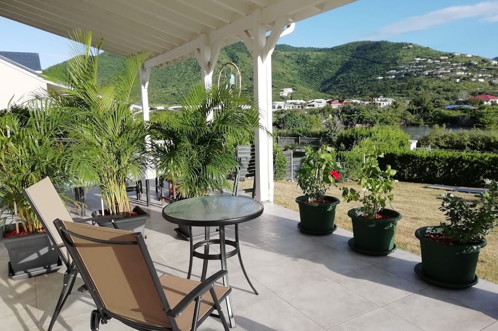 Lovely room in a nice villa , close to Friars bay and happy bay - Grand-Case - Balkong