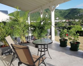 Lovely room in a nice villa , close to Friars bay and happy bay - Grand-Case - Balkong