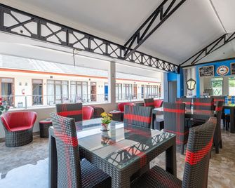 OYO Collection O 1032 Rahayu Residence Syariah - Чиребон - Ресторан