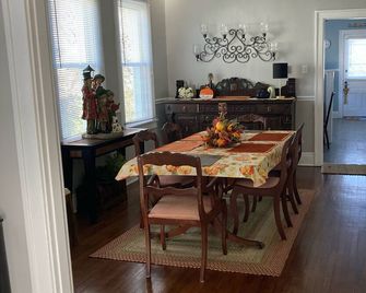 2 King Bedrooms, 1 twin bed, 1 full bath Country Club Cabana - Ashland - Eetruimte