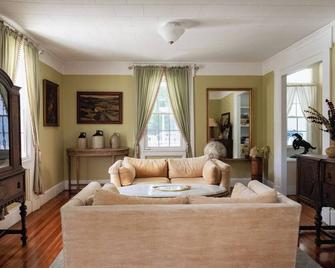 Solomon Ely Homestead - Charming Pittsfield Stay - Pittsfield - Living room