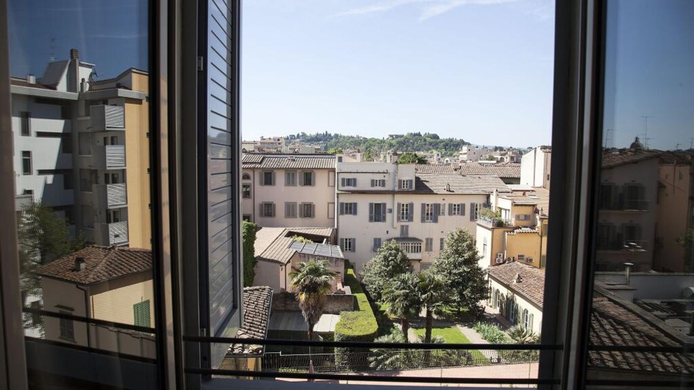 هوتل أورورا