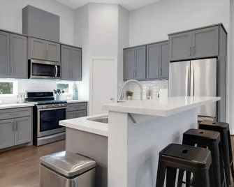Sophisticated Urban Retreat With Skyline Views 3 Bedroom Home - Houston - Phòng bếp