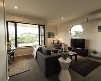 Hilltop Apartments Phillip Island - Cowes - Living room