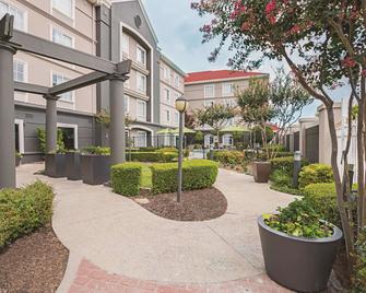 La Quinta Inn & Suites by Wyndham Fort Worth City View - Fort Worth - Rakennus