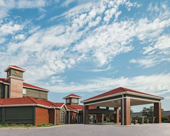 La Quinta Inn & Suites by Wyndham Fort Worth City View - Fort Worth - Building