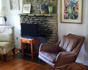 Private, Cottage with Skaneateles Lake access, one mile from village center - Skaneateles - Living room
