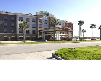 Holiday Inn Express Hotel & Suites Seguin - Seguin - Building