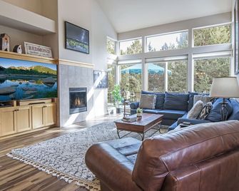 Whispering Creek - Meredith Lodging - Redmond - Living room