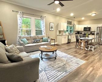 Chic 2br/2ba Near Dining & Shops - Winston-Salem - Living room