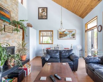 Casa Familia has stunning lake views, with heated pool+ hot tub minutes to beach - Vernon - Salon