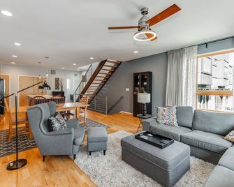 Uptown Townhouse, Rooftop Terrace, 3 Story, 2 Bed - Charlotte - Living room