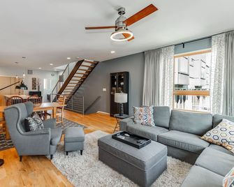 Uptown Townhouse, Rooftop Terrace, 3 Story, 2 Bed - 夏洛特 - 客廳