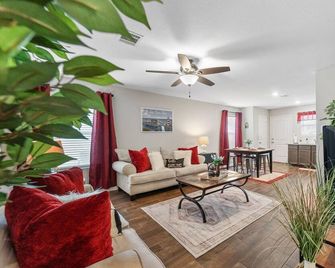 5 Mins to Lake Conroe & I-45, Unwind & Explore - Willis - Living room