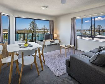 بيلير بليس موتل أبارتمنتس - كالوندرا - غرفة معيشة