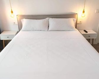 Hostal Manuela by gaiarooms - Madrid - Bedroom