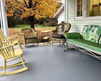 Charming Farmhouse On A Quiet Road Near Seneca Lake, Glenora & Watkins Glen - Dundee - Patio