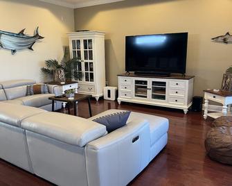 5 Bed/4 Bath Waterfront Home with Private Pool \'Lay Low\' in Apollo Beach - Apollo Beach - Sala de estar