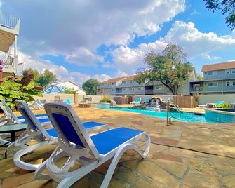Upgraded Guadalupe River Condo -WW L301 Free Tubes with Rental - New Braunfels - Pool