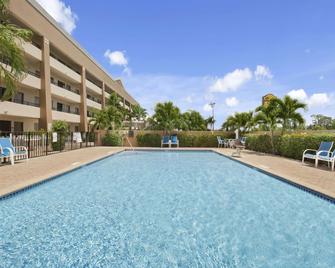 Super 8 by Wyndham Fort Myers - Fort Myers - Zwembad