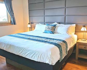 Voyager - 1 Bedroom Suite with 1 King and 1 Queen Bed at Wanderlust Inn, Pet Friendly - Ocean Shores - Κρεβατοκάμαρα