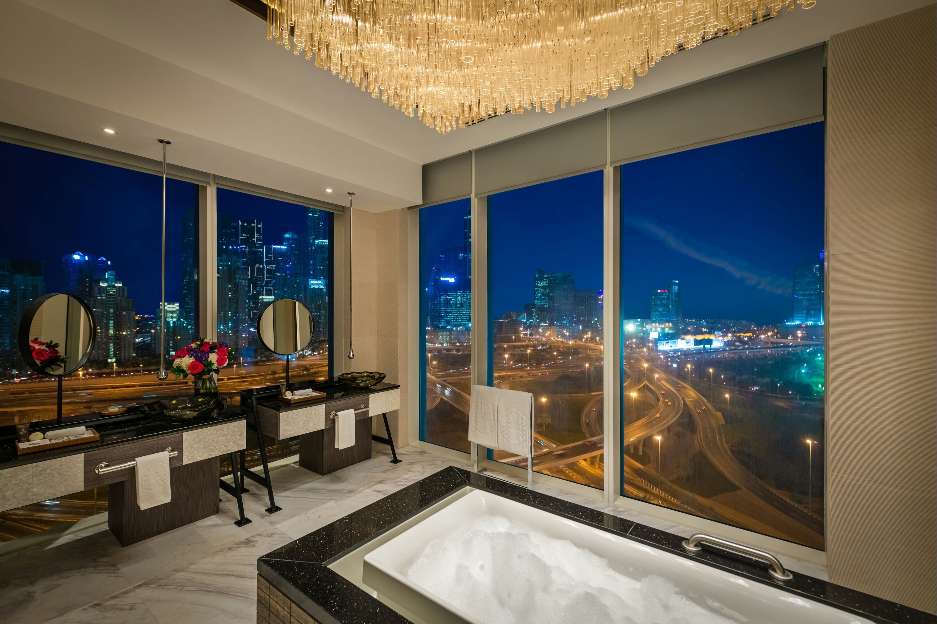 Taj Jumeirah Lakes Towers thumbnail 2