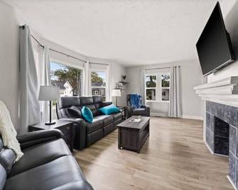 Blenheim Hideaway - Blenheim - Living room