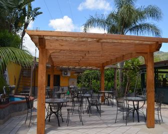 Alcantara Natura Country House - Graniti - Patio