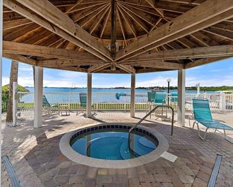 Travelers Paradise - St. Petersburg - Pool