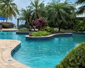 Tropikist Beach Hotel and Resort - קראון פוינט - בריכה