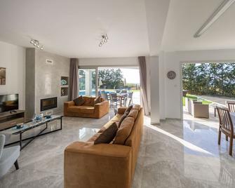 Villa Ammoyiali on the Beach - a large modern villa that sleeps 8 guests in 4 bedrooms - Polis Chrysochous - Wohnzimmer