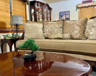 Grandma’s Farmhouse, a Charming 3-Bdrm nestled in Poteau’s beautiful countryside - Poteau - Soggiorno