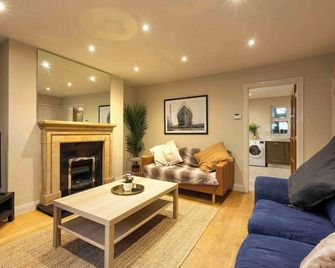 The Annadale - Luxury 3 bd House - Gold Short Term Stays - Belfast - Wohnzimmer