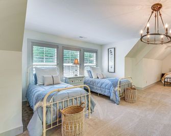 Lakefront Hiawassee Gem Boat Dock with Rooftop Deck - Hiawassee - Bedroom