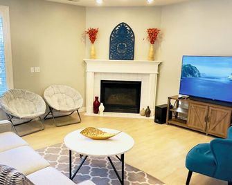 Charming spacious 2-bed 2-bath guest suite in family friendly South Jordan - South Jordan - Wohnzimmer