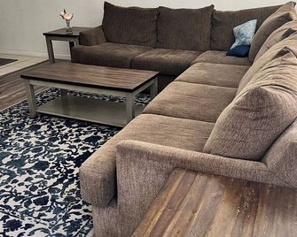 Lovely 1bed,1bath Condo With Free Parkin - Fresno - Living room