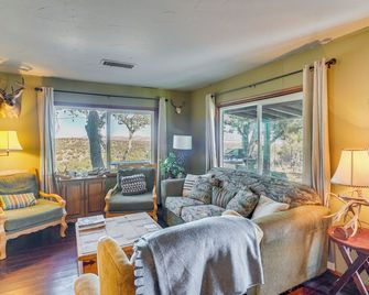 Mtn-View Gem on 20 Acres: Patagonia Cabin Hideaway - Patagonia - Sala de estar