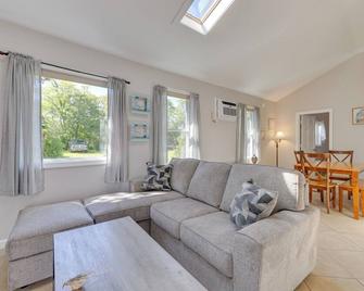 Close to Beach and P-Town! Cottage with Bay Views - Truro - Living room